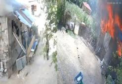 Anne ve engelli oğlunu kurtarmak için yanan eve girdiği anlar kamerada