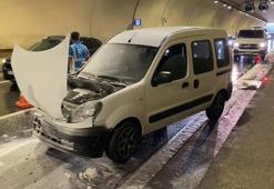 Üsküdar'da 4 aracın karıştığı zincirleme kazada bir otomobil yandı