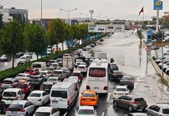 Ankara'da sağanak etkili oldu; yollar göle döndü