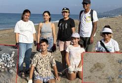 Gönüllüler, yavru kaplumbağaların denizle buluşmasına yardımcı oldu