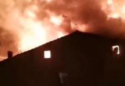 Gaziosmanpaşa'da 5 katlı binanın çatısı alev alev yandı