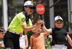 Bakan Yerlikaya: Okul önlerinde trafik ekiplerimiz denetimlerini sıklaştıracak