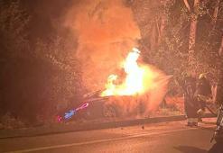 Yoldan çıkan otomobil alev aldı