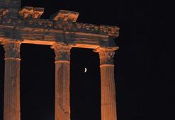 Apollon Tapınağı'nda kanlı ay tutulmasını izlediler