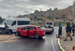 Turistleri taşıyan minibüs ile otomobil çarpıştı: 6 yaralı