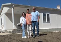 Eski manken Engin Koç, Sivas'taki köy evinde