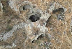 Üstü cami, altı kilise olan kayadan oyma tarihi yapı, turizme kazandırılmayı bekliyor