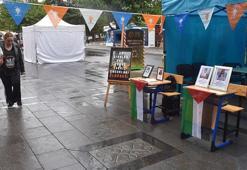 Gazze’de ölen çocuklar için caddeye boş okul sıraları konuldu