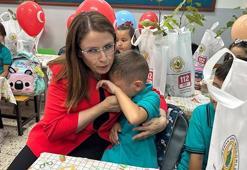 Okulun ilk günü, ağlayan öğrenciyi vali teselli etti