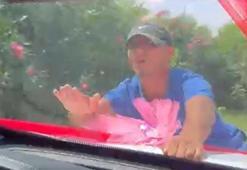 Bahşiş almak için gelin aracının kaputunda metrelerce ilerledi; o anlar kamerada