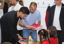 Samsunspor, futbolcular ile birlikte 20 bin öğrenciye defter ve kalem dağıttı