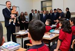 Vali, kucağına aldığı şehidin bebeğiyle sınıfları gezdi