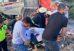 Freni boşalan iş makinesi önce 2 otomobile, ardından binaya çarptı: 4 yaralı