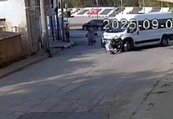 Okul yolunda servis minibüsünün çarptığı anne- oğul yaralandı; kaza kamerada