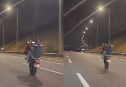 Otoyolda motosiklet sürücülerinin tehlikeli yolculuğu kamerada
