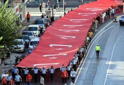 İzmir'de 350 metrelik Türk bayrağı ile 'Zafer Yürüyüşü'