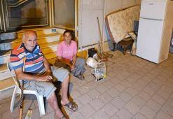 Tuttukları evden 3 gün sonra çıkarılan aile sokakta kaldı