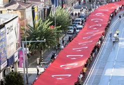 İzmir'de 350 metrelik Türk bayrağı ile 'Zafer Yürüyüşü'