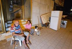 Tuttukları evden 3 gün sonra çıkarılan aile sokakta kaldı