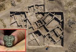 Karahöyük’te kartal başlı, insan figürlü mühür bulundu