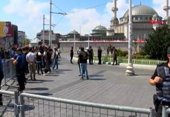 Taksim'de CHP'nin 102'nci kuruluş yıldönümü töreni için hazırlıklar sürüyor