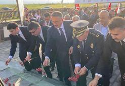 Iğdır'da şehit 13 polis dualarla anıldı