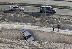 Jandarmadan kaçıp, hafriyat çukuruna düşen otomobilden son anda atladı