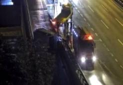 D-100 Karayolu'nda bariyere çarpan minibüs devrildi