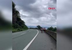 Artvin'de heyelan; Karadeniz Sahil Yolu tek yönlü ulaşıma kapandı