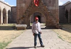 Yüzde 84 bedensel engelli, ömrünü 793 yıllık kervansarayın temizliğine adadı