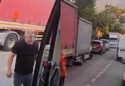 Sürücülerin ‘ters yön’ kavgası kamerada