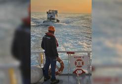 Çanakkale Boğazı'nda sürüklenen tekne kurtarıldı