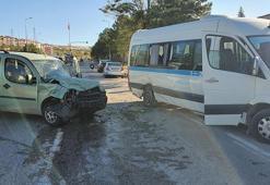 Servis minibüsü ile hafif ticari araç çarpıştı: 8'i öğrenci, 9 yaralı