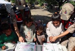 Jandarmadan tarım işçisi ailelerin çocuklarına sürpriz doğum günü