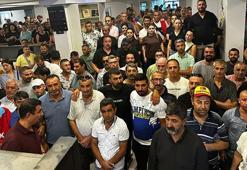 Buca Belediyesi'nde maaş alamayan işçiler belediye binasını 'işgal' etti