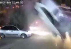 Ankara'da kaldırıma çıkan otomobilin oto yıkama dükkanına uçtuğu kaza kamerada