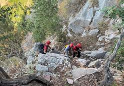 Muğla'da kayalıklarda mahsur kalan Alman vatandaşını JAK ekibi kurtardı