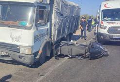 Kırmızı ışıkta bekleyen motosiklete kamyon çarptı: Baba öldü, oğlu yaralı