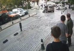 Motosikletin önce çocuğa, ardından hafif ticari araca çarptığı kaza kamerada; 2 yaralı