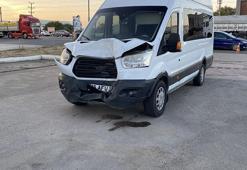 Bursa'da işçi servisi ile minibüs çarpıştı: 4 yaralı