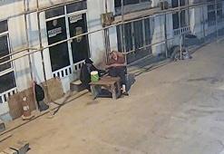 Sandalyede uyuyakalan bekçinin cep telefonunu çaldı