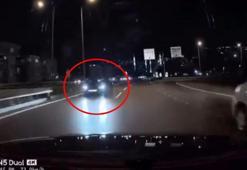 Otomobiliyle ters yönde ilerleyen sürücünün trafiği tehlikeye attığı anlar kamerada