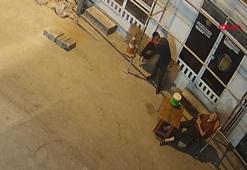 Sandalyede uyuyakalan bekçinin cep telefonunu çaldı