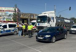 Tekerlekli sandalyedeki kızını yolun karşısına geçirmek isterken TIR çarptı