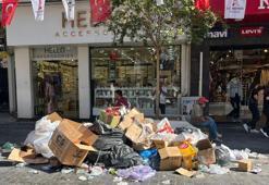 İzmir Karşıyaka'da grev kararı sonrası sokaklarda çöp yığınları oluştu