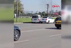 Sapağı kaçıran sürücü, geri manevra yapınca otomobiliyle arkadaki araca çarptı; kaza kamerada