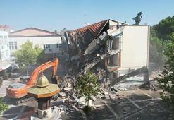 Sındırgı'da depremde hasar gören belediye oteli yıkıldı