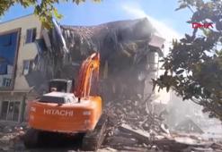 Sındırgı'da depremde hasar gören belediye oteli yıkıldı