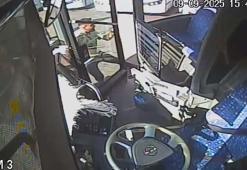 El freni çekilmeyen otobüs, başka otobüse çarptı; kaza kamerada