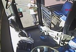 El freni çekilmeyen otobüs, başka otobüse çarptı; kaza kamerada